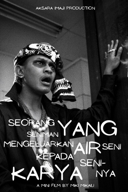 Seorang Seniman yang Mengeluarkan Air Seni Kepada Karya Seni-nya