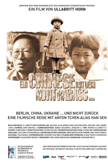 Ein Chinese mit dem Kontrabass